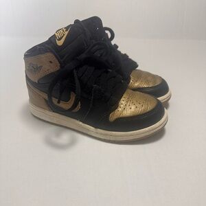 Jordan 1 Retro high OG black & gold boys size 12 sneakers